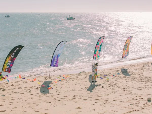 Tear Drop Flags, image 2 of 5